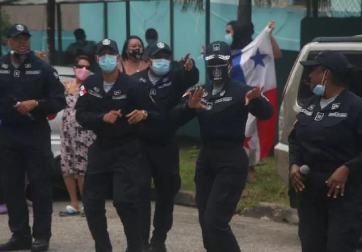 En medio de la pandemia, los uniformados también han estado haciendo recorridos para darle ánimo a la ciudadanía. Archivo