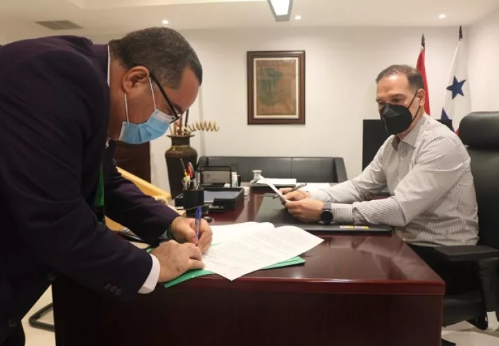 El secretario general del PRD, Pedro Miguel González, atendió este lunes en su despacho a funcionarios del Minsa. Foto @PRDesPanama