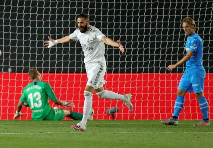 El delantero francés del Real Madrid Karim Benzema celebra su segundo gol. Foto:EFE