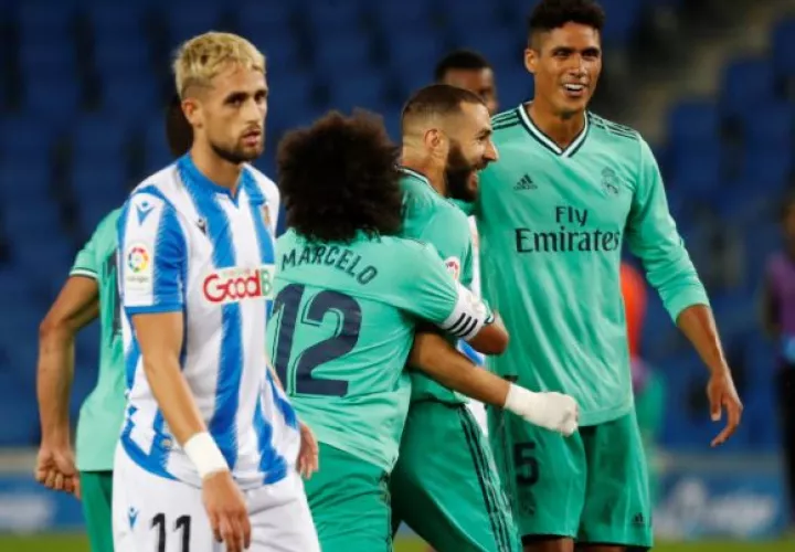 Benzema es felicitado por Marcelo por su gol. Foto:EFE