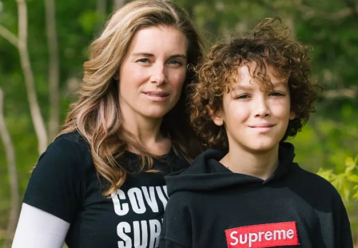 Elizabeth Martucci y su hijo, M.J., dijeron que algunos vecinos en Nueva Jersey los trataron como “vector de contagio” tras recuperarse de COVID-19. Foto / Michelle Gustafson para The New York Times.