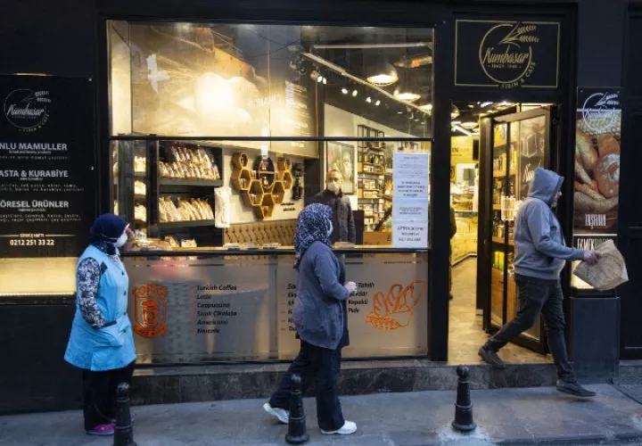 Los panaderos están exentos de un toque de queda en Estambul porque el pan es considerado muy importante. Foto / Tara Todras-Whitehill para The New York Times.