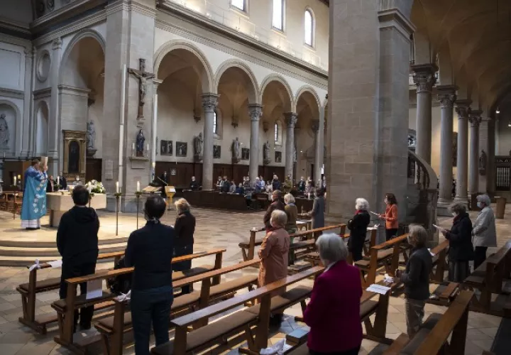 Un servicio en una iglesia reabierta en Munich, Alemania, a mediados de mes. Los fieles deben guardar la distancia. Foto / Lukas Barth-Tuttas/EPA, vÍa Shutterstock.