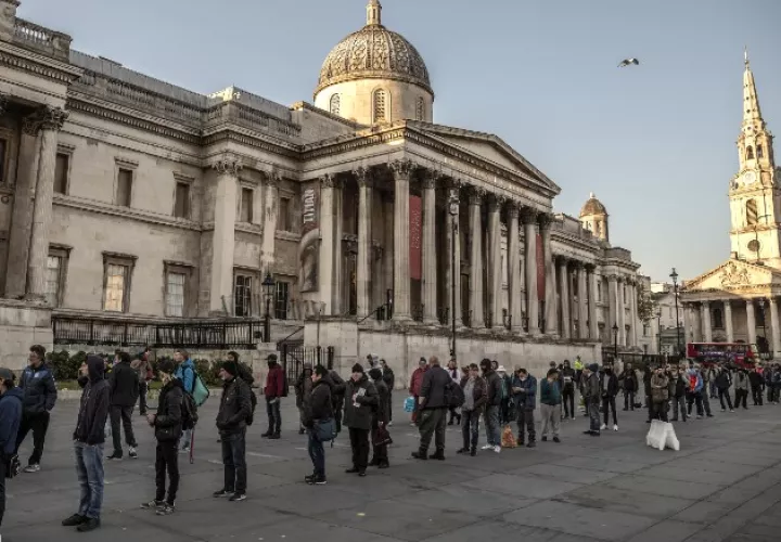 El Gobierno británico ha albergado a los indigentes en hoteles. Haciendo fila para comida en Trafalgar Square. Foto / Finbarr O’Reilly para The New York Times.