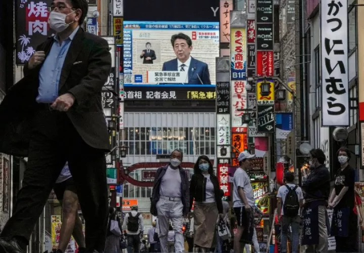 El primer ministro Shinzo Abe levantó el estado de emergencia tras mes y medio, al declarar un éxito la lucha contra el virus. Foto / Kimimasa Mayama/EPA, vía Shutterstock.