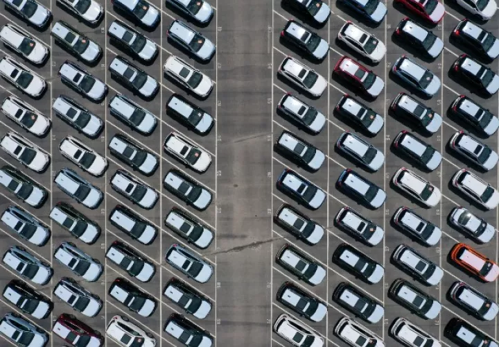 Las ventas de autos nuevos se han desplomado. Un lote en California. Foto / Justin Sullivan/Getty Images.