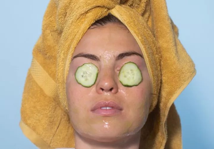 Ventas de productos para los ojos podrían aumentar por cubrebocas. Foto / Taylor Johnson para The New York Times.