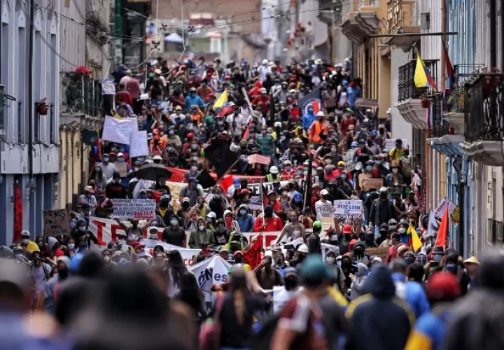 Las finanzas de Ecuador han sido afectadas por la pandemia. Una protesta en Quito, en mayo, contra salarios más bajos. Foto / Cristina Vega Rhor/Agence France-Presse — Getty Images.