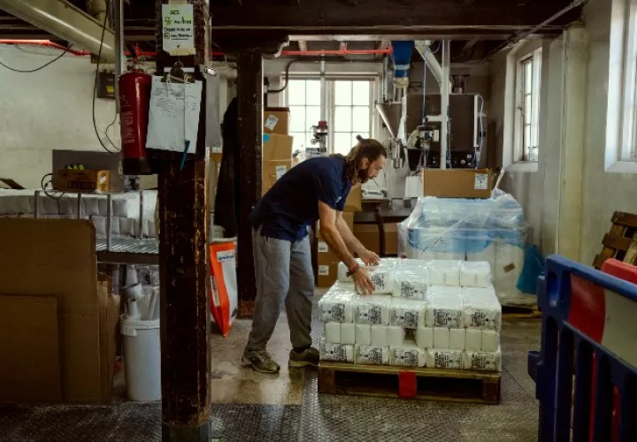 Wessex Mill, un molino de harina artesanal, ahora opera las 24 horas del día, los siete días de la semana. Foto / Alex Atack para The New York Times.