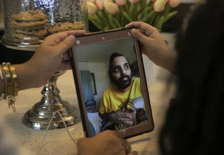 Ravi Sharma, normalmente en forma, perdió 23 kilos cuando tuvo COVID-19. En FaceTime con la familia. Foto / Maddie McGarvey para The New York Times.