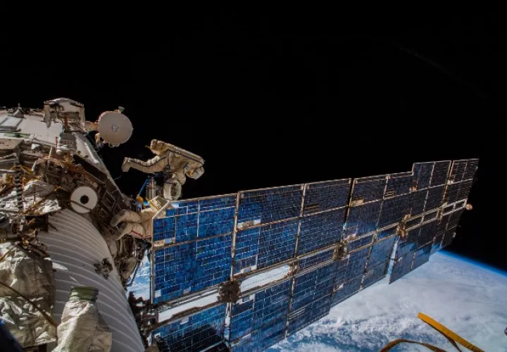 Cosmonautas instalan una antena en la Estación Espacial Internacional para rastrear a animales en la Tierra. Foto / A. Gerst/ESA/NASA.