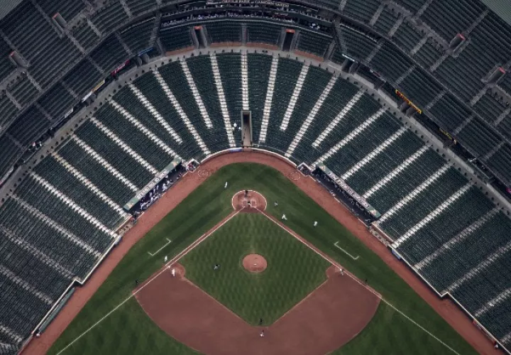 Un reportero que cubrió un partido de béisbol sin fans en el 2015 dijo que estadios vacíos son señal de la era. Foto / Adrees Latif/Reuters.