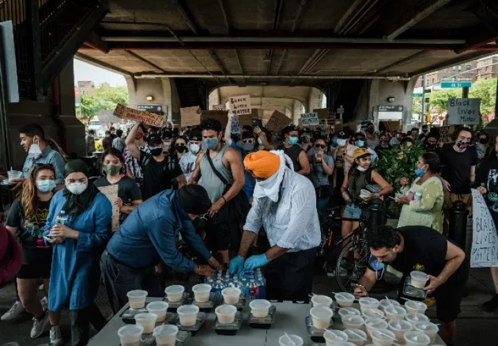 El Centro Sikh de NY movilizó sus recursos de cocina a gran escala en junio para alimentar a manifestantes. Foto / Ryan Christopher Jones para The New York Times.