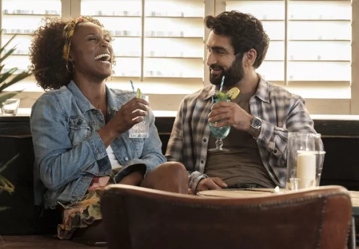 Issa Rae (izq.) y Kumail Nanjiani son una pareja romántica en la comedia “The Lovebirds”. Foto / Skip Bolen/Netflix.