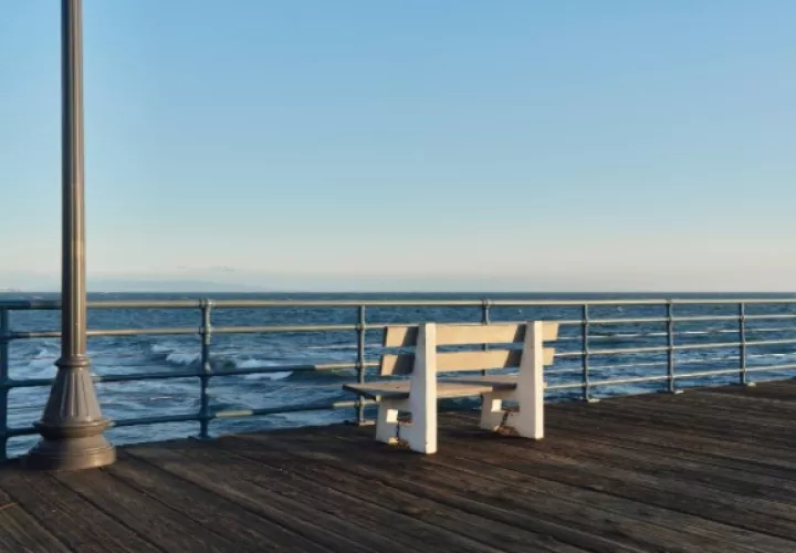 El muelle de Santa Mónica cuando estaba cerrado a los visitantes por la pandemia de coronavirus, en Santa Mónica, California, el 18 de marzo de 2020. (Philip Cheung/The New York Times)