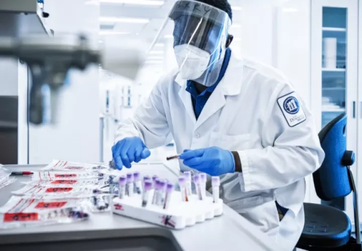 Harry Henri, asistente de investigación, trabaja con muestras de sangre de pacientes con coronavirus en Nueva York, el 26 de mayo de 2020. (Misha Friedman/The New York Times)