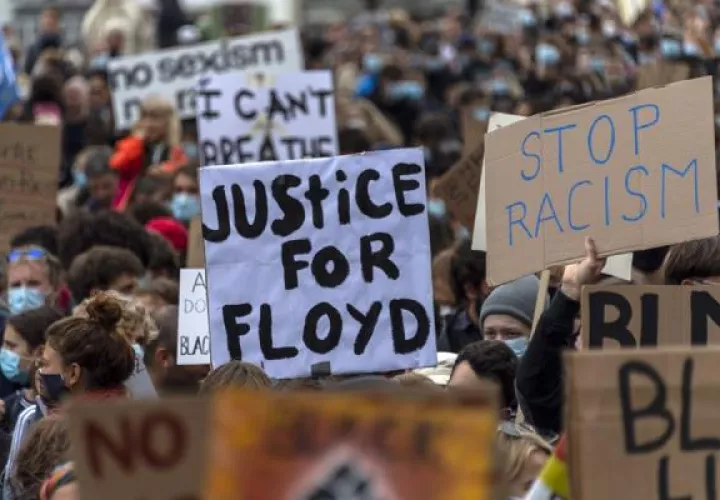 Manifestantes participan en el mitin Black Lives Matter en Basilea, Suiza donde alrededor de 5,000 personas se reunieron para protestar contra el reciente asesinato de George Floyd por agentes de policía en Minneapolis, EE. UU. , eso ha llevado a protestas en muchos países y en todo Estados Unidos. FOTO/EFE