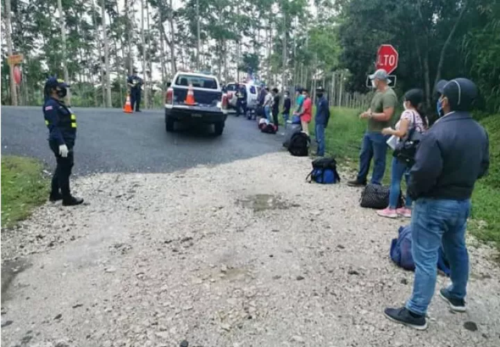 Los inmigrantes viajaban desde la frontera con Panamá en el sector de Coto Brus. Foto: Mayra Madrid.