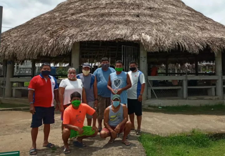  Participantes de la reunión frente al "Chingue buche" (casa comunal) de Unión Chocó. Fotos: Cortesía.
