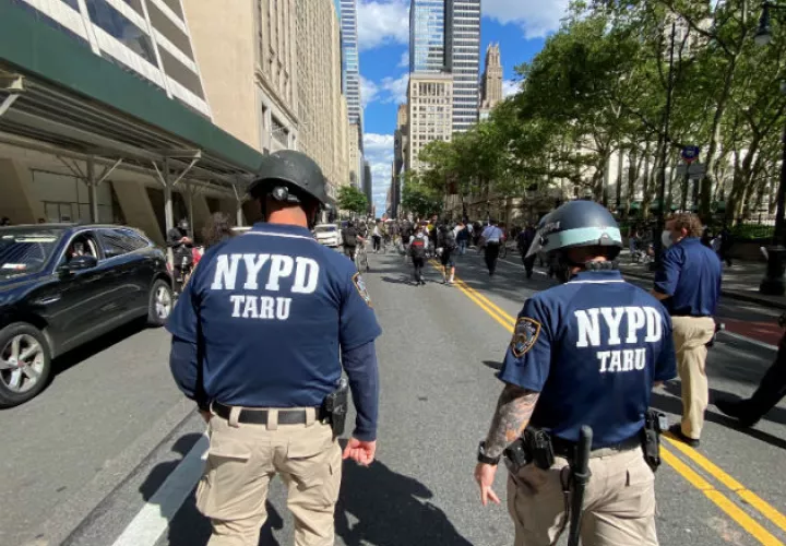 Policías de Nueva York siguen una manifestación por la muerte del afroestadounidense George Floyd. Fotos: EFE. 