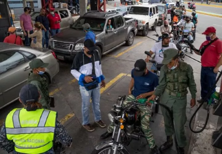Conductores hacen fila para abastecerse de combustible. EFE