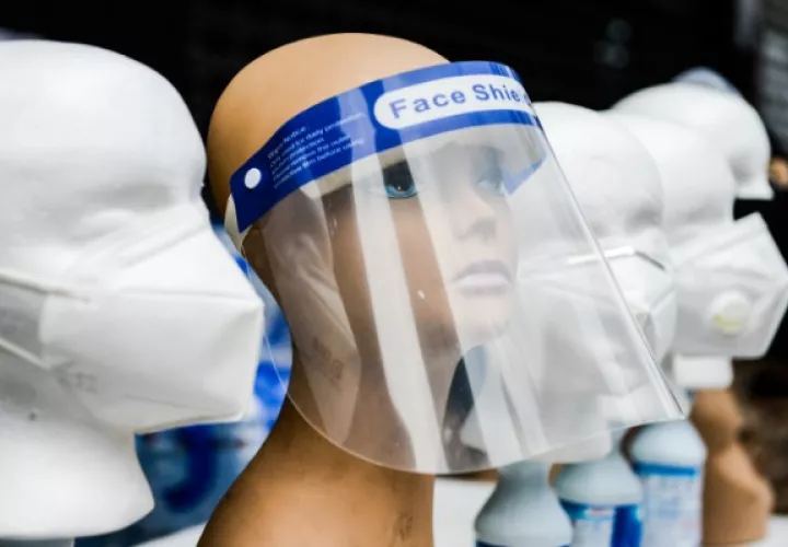 Protectores faciales y mascarillas para la venta en Nueva York el 23 de marzo de 2020. (Marian Carrasquero / The New York Times)