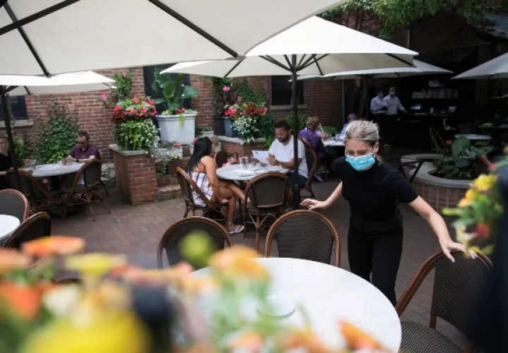 Abby Fisher, una anfitriona, prepara una mesa en el restaurante Lindey’s en Columbus, Ohio. (Maddie McGarvey/The New York Times)