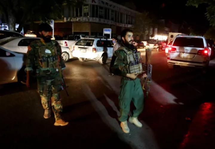 Socorristas cargan a un hombre herido en el atentado hacia el hospital de Kabul. Fotos. EFE.