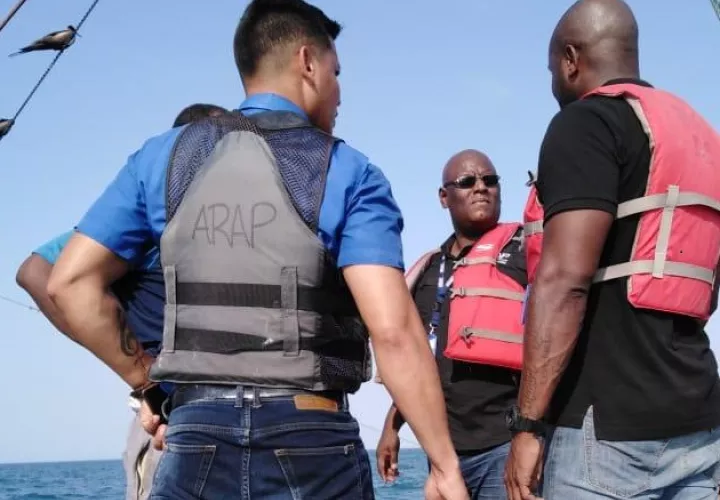 Este centro de seguimiento pesquero de la ARAP, trabaja en coordinación con el Centro de Monitoreo de la Autoridad Marítima de Panamá, con el Servicio Nacional Aeronaval  (SENAN) y con la Policía Nacional, quienes son el soporte para hacer las detenciones de los buques.