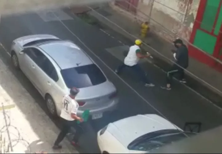 Captura del video de la pelea con arma blanca en Calle 18, El Chorrillo. 