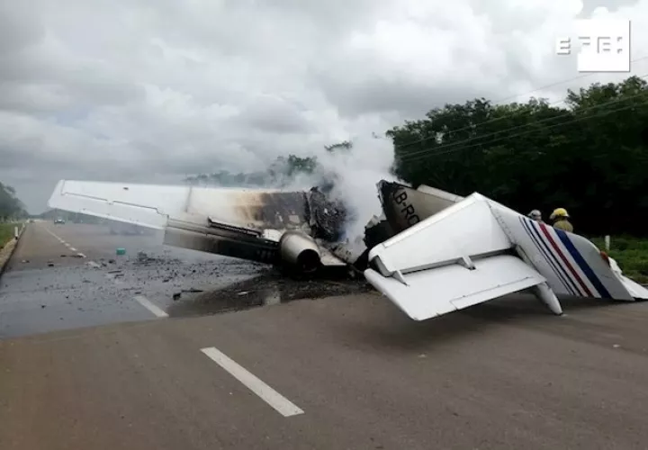El funcionario no reveló el motivo por el cual la aeronave aterrizó y se incendió en la carretera ni tampoco si el suceso derivó en algún fallecido, herido o detenido.
