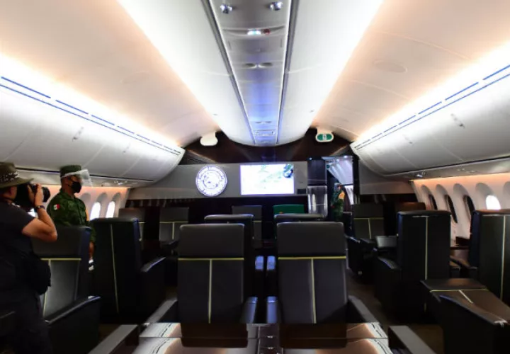  El avión cuenta con una zona VIP, contiene seis mesas, 24 sillas negras de piel reclinables y varias pantallas. Fotos: EFE.