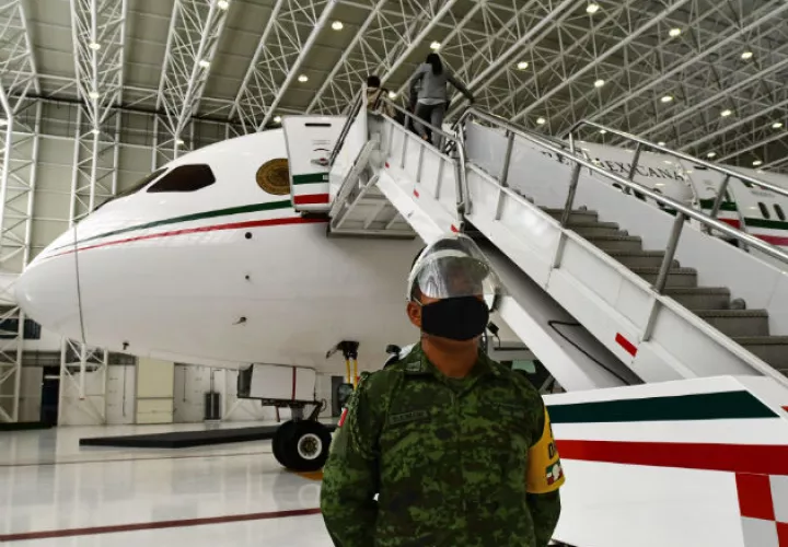  El avión cuenta con una zona VIP, contiene seis mesas, 24 sillas negras de piel reclinables y varias pantallas. Fotos: EFE.