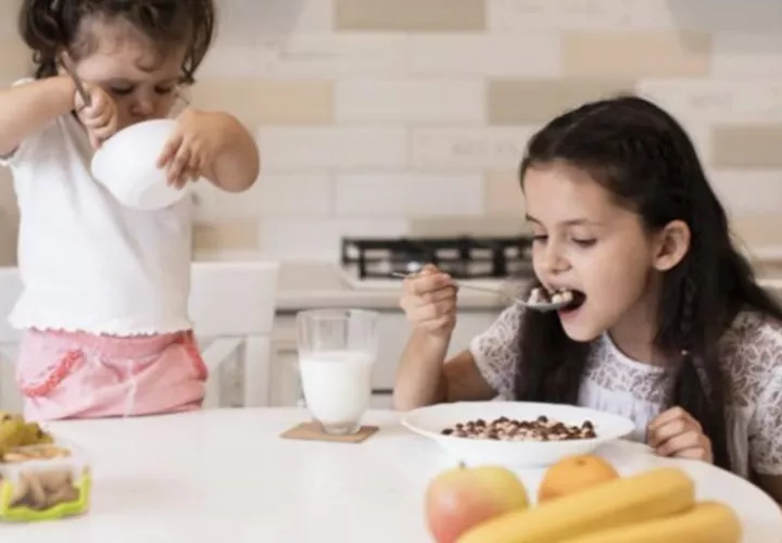 Aunque los chicos estén en casa los padres deben estar pendientes de su buena alimentación.  Pixabay