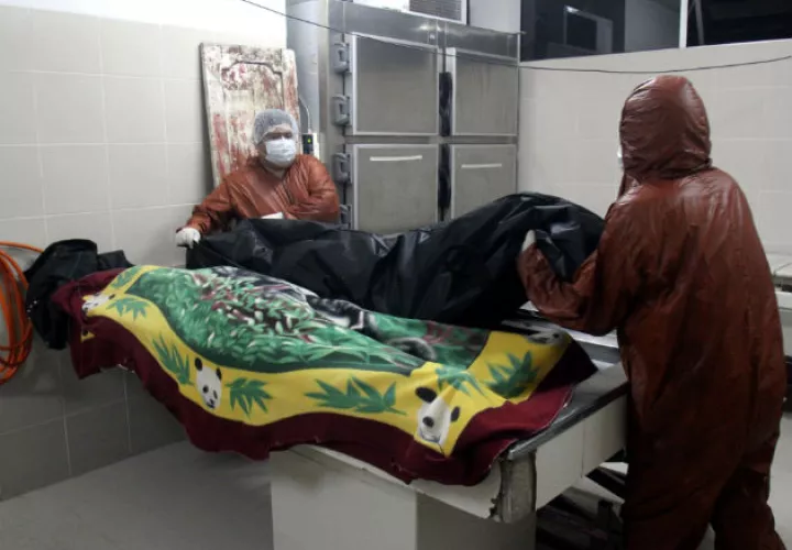 Un empleado de la morgue del Hospital Pampa de la Isla en Santa Cruz (Bolivia), prepara un cadáver. Fotos: EFE.