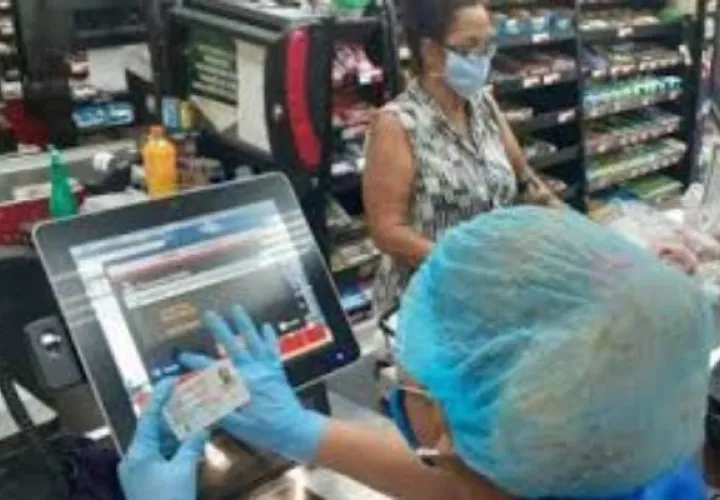 El bono solidario, que en un inicio era de 80 dólares, se aumentó a 100 dólares.