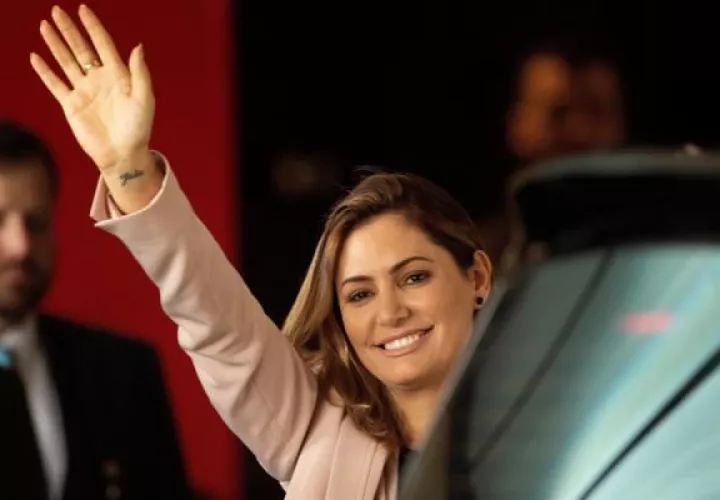 La primera dama de Brasil, Michelle Bolsonaro, dijo que sus hijas también dieron negativo en las pruebas de COVID-19. FOTO/EFE