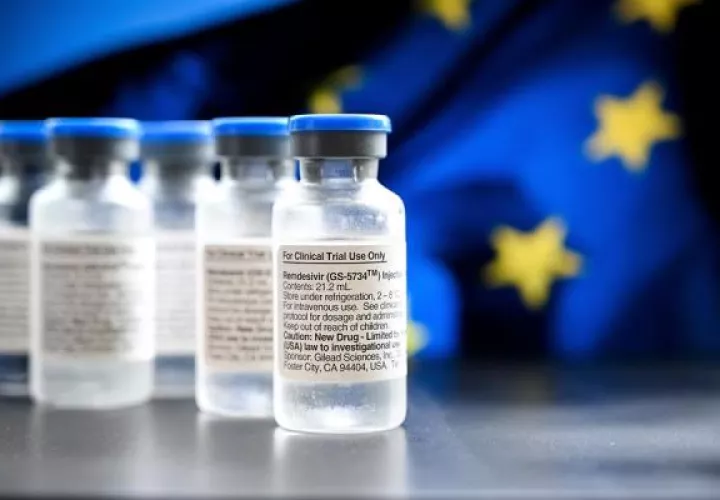 "La autorización de un primer medicamento para tratar la COVID-19 es un importante paso adelante en la lucha contra este virus", declaró la comisaria europea de Salud, Stella Kyriakides, quien añadió que Bruselas "no dejará piedra sin mover en sus esfuerzos para garantizar tratamientos eficientes o vacunas contra el coronavirus". FOTO/EFE
