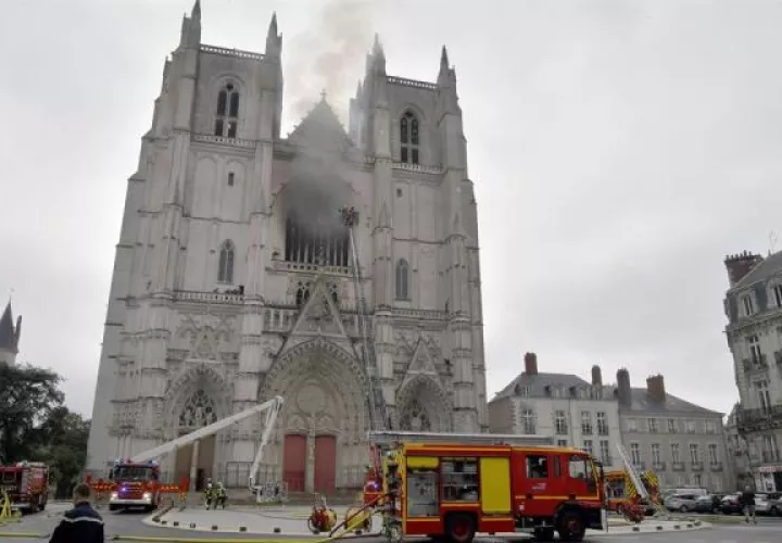 Las llamas se cebaron sobre todo en el gran órgano y en la plataforma sobre la que se asentaba, que quedó seriamente dañada, explicó el responsable de los bomberos en el departamento de Loire Atlantique, el general Laurent Ferlay. FOTO/EFE