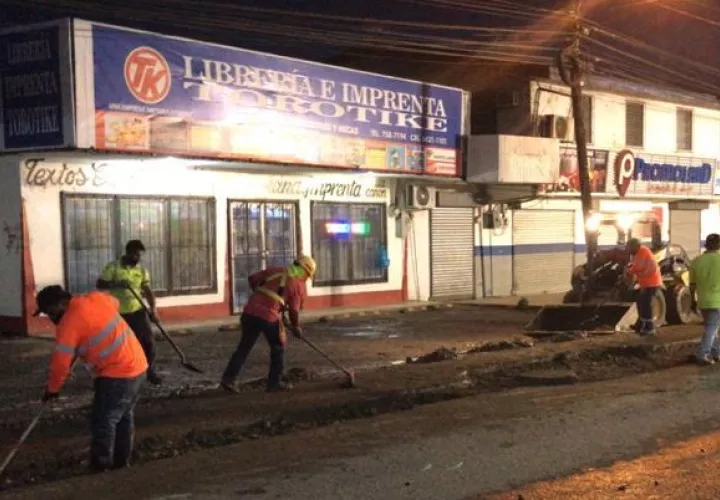 La empresa desde el 22 de Julio inició en horas nocturnas junto al Ministerio de Obras Públicas (MOP) la resanación de las calles 