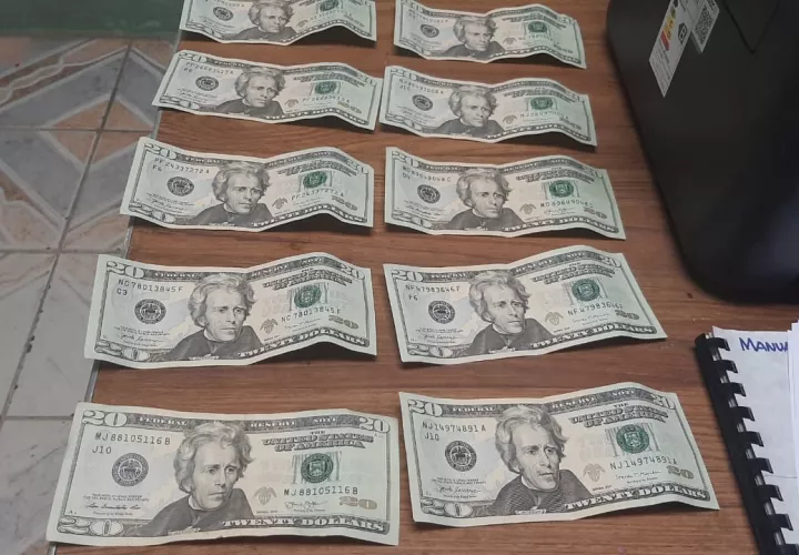 El dinero fue entregado por los linces a las autoridades del Banco Nacional.