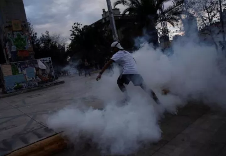 En total, fueron detenidas nueve personas por participar en los incidentes y violar el toque de queda nocturno que rige en el país desde mediados de marzo. FOTO/EFE
