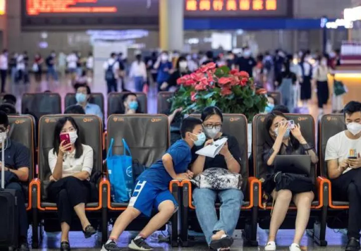 Se trata del quinto día consecutivo sin contagios por transmisión local en China, después de que el pasado martes las autoridades sanitarias anunciaran que Pekín no había registrado ningún nuevo positivo por primera vez desde se detectó un rebrote a principios de junio en un mercado mayorista de la capital. FOTO/EFE
