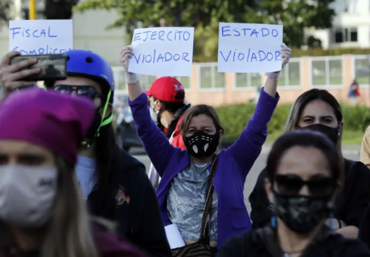 Protesta en Bogotá, repudiando la violación de la niña indígena de 12 años en el cantón militar. Fotos: EFE.