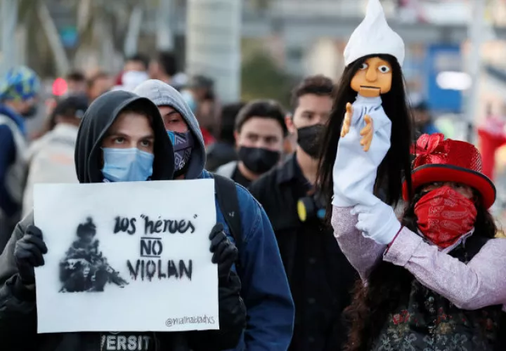 Protesta en Bogotá, repudiando la violación de la niña indígena de 12 años en el cantón militar. Fotos: EFE.