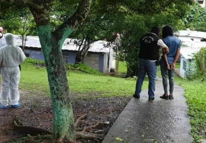 Durante los allanamientos se decomisó un arma de pellet, artículos electrónicos y un generador de electricidad posiblemente propiedad de la víctima.