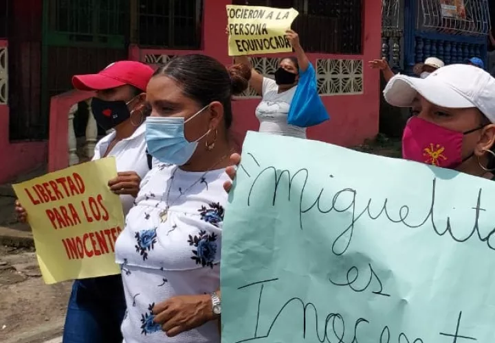 Los familiares y amigos de Miguel Almanza, protestaron cerca de las inmediaciones del Ministerio Público. FOTO/DIOMEDES SÁNCHEZ