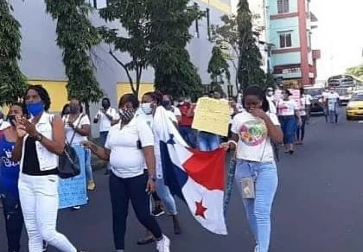 Las mujeres durante su caminata exigían puestos de trabajo ante los proyectos de reactivación económica 
