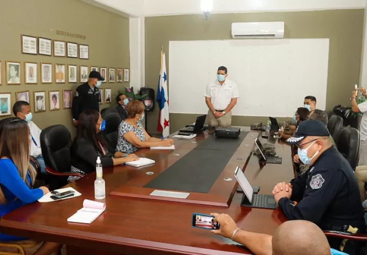 El Ministro de Seguridad Juan Manuel Pino, realizó una reunión de trabajo en la que participó  junto con la gobernadora de la provincia, Irasema de Dale, y los directores de los estamentos de seguridad.