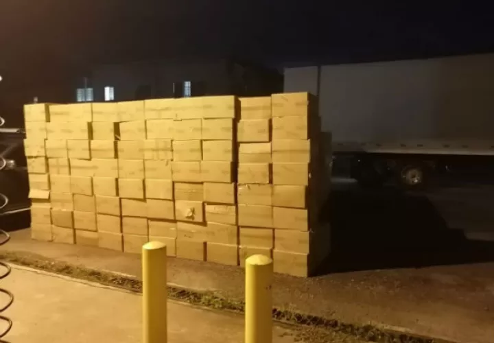 El aprehendido transportaba más de 1,500 cajas de cigarrillos de diversas marcas. Fotos: Melquíades Vásquez. 